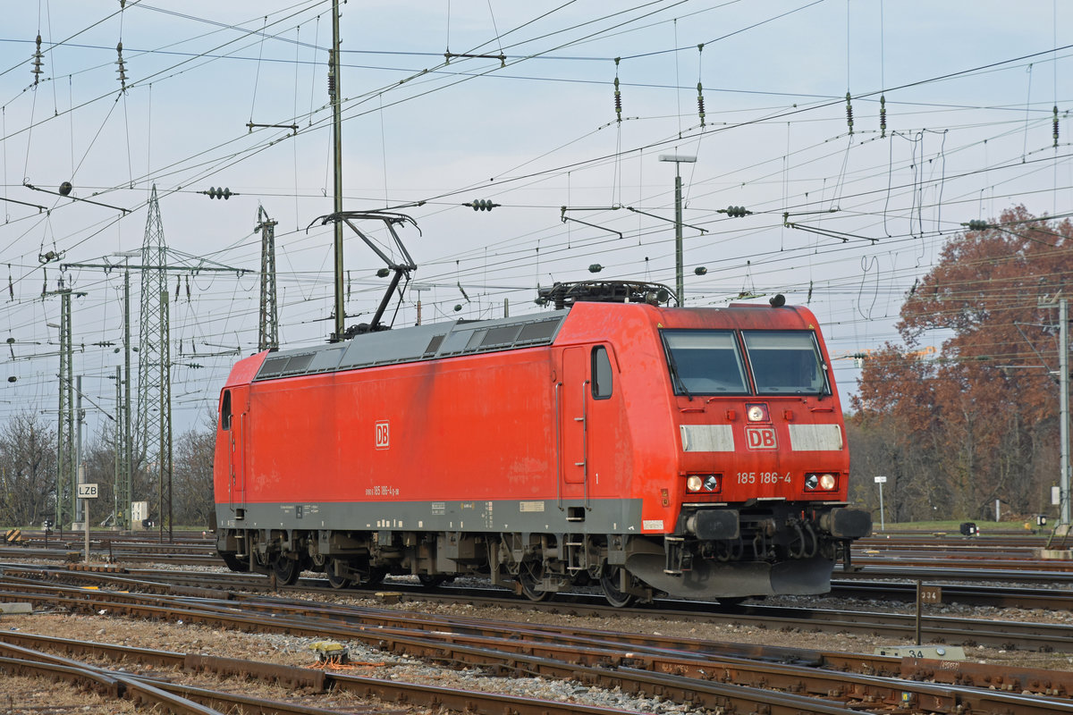 DB Lok 185 186-4 durchfährt den badischen Bahnhof. Die Aufnahme stammt vom 21.11.2018.