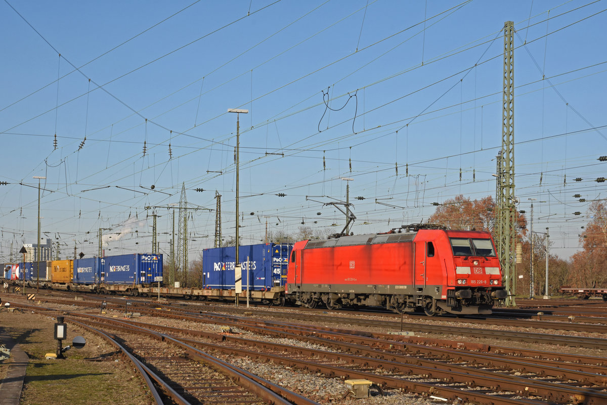 DB Lok 185 226-8 durchfährt den badischen Bahnhof. Die Aufnahme stammt vom 12.12.2018.
