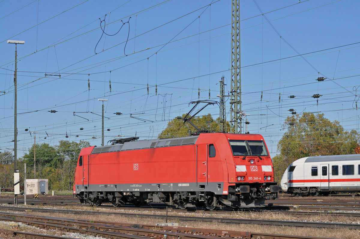 DB Lok 185 346-4 durchfährt den Badischen Bahnhof. Die Aufnahme stammt vom 15.10.2017.