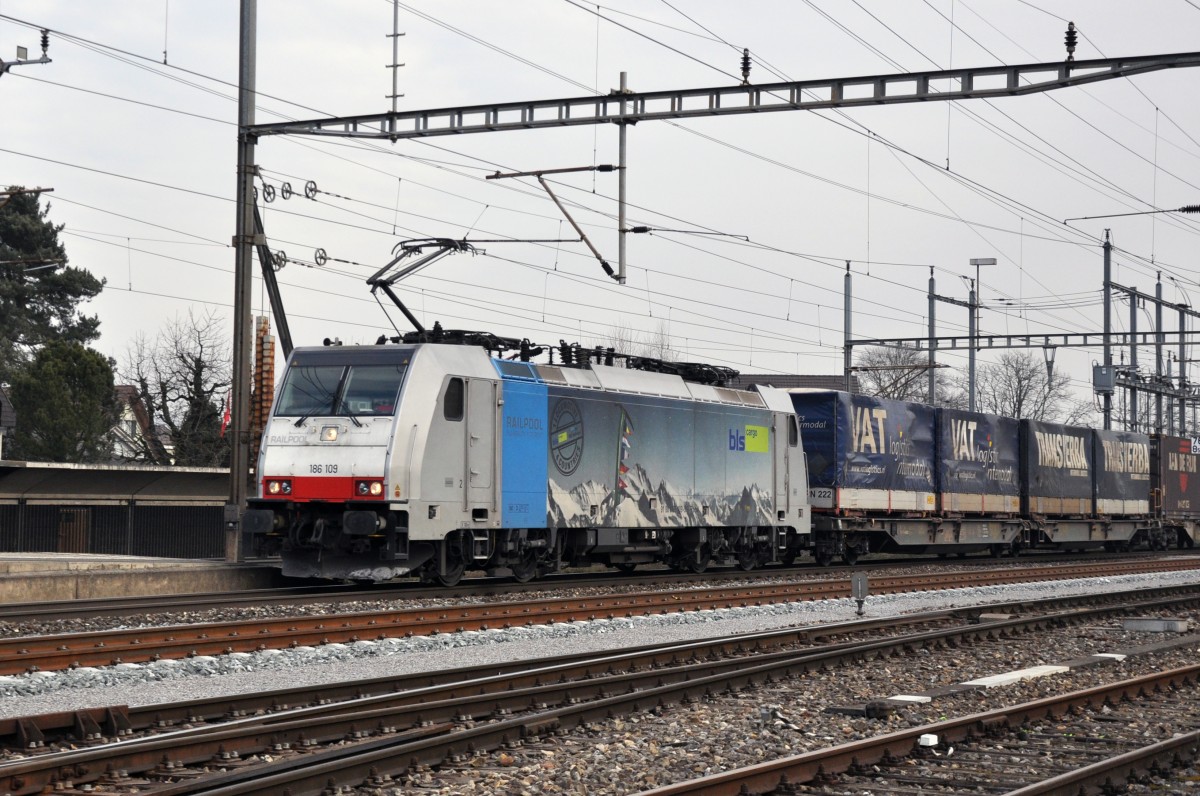 DB Lok 186 109-5 durchfährt den Bahnhof Kaiseraugst. Die Aufnahme stammt vom 31.01.2014.