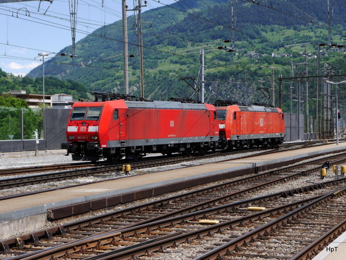 DB - Loks 185 112-0 mit 185 113-8 bei Rangierfahrt im Bahnhof Brig am 18.05.2018