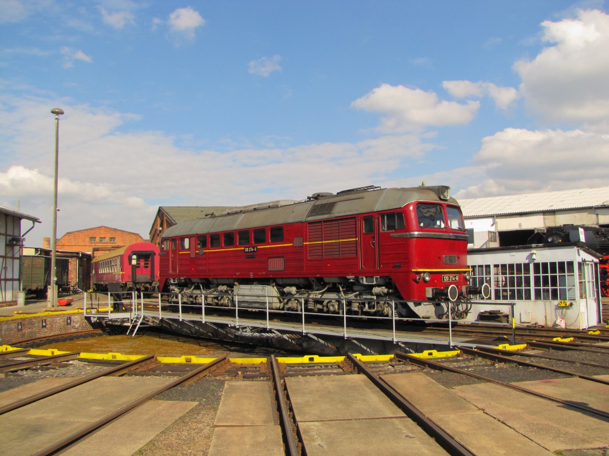 DB Museum 120 274-6 am 06.04.2015 während dem Osterfest auf der Drehscheibe im Eisenbahnmuseum Arnstadt.