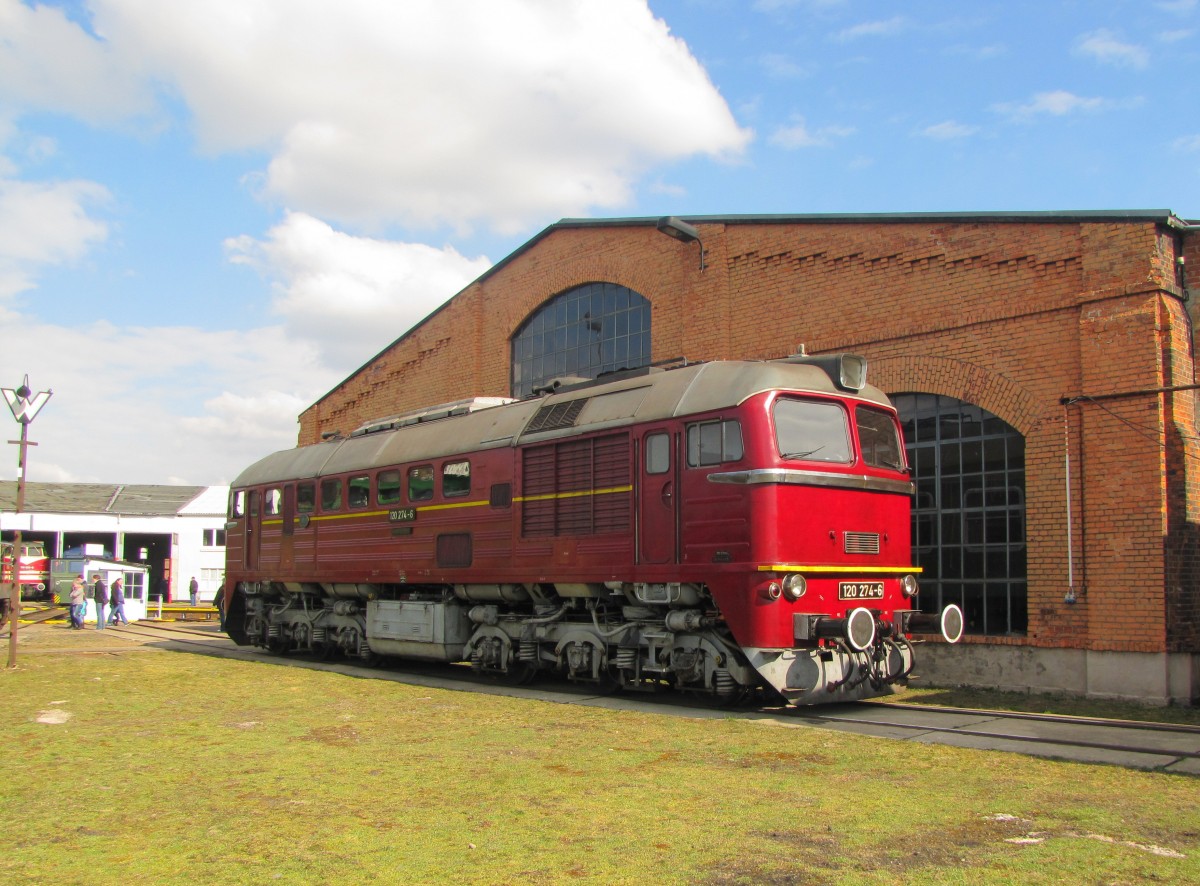 DB Museum 120 274-6 am 06.04.2015 im Eisenbahnmuseum Arnstadt.