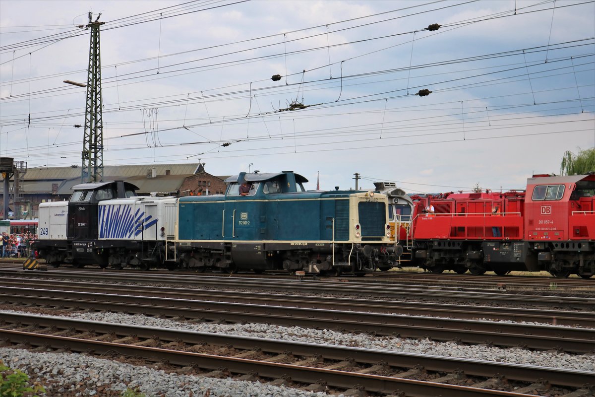 DB Museum 212 001-2 und Lokomotion 212 249-7 Clärchen am 16.06.18 in Koblenz Lützel beim Sommerfest von einen Gehweg aus fotografiert