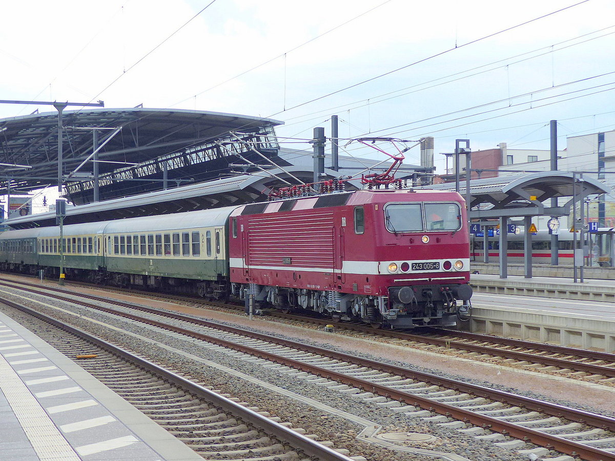 DB Museum 243 005-6 mit dem Lr 16993 nach Erfurt Gbf Ost, am 16.06.2018 in Erfurt Hbf.