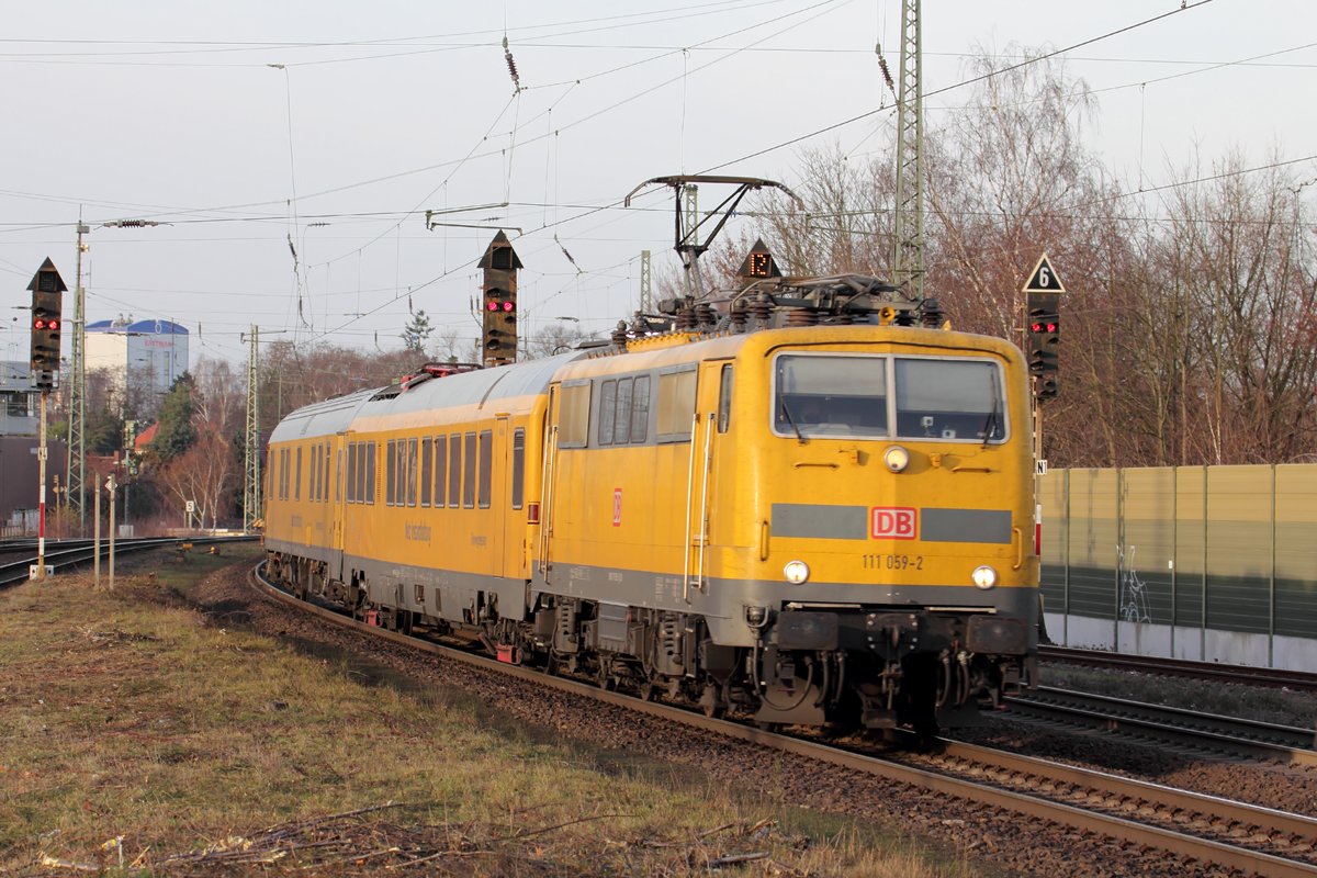 DB Netz 111 059-2 mit einem Messzug in Nienburg(Weser) 18.12.2018