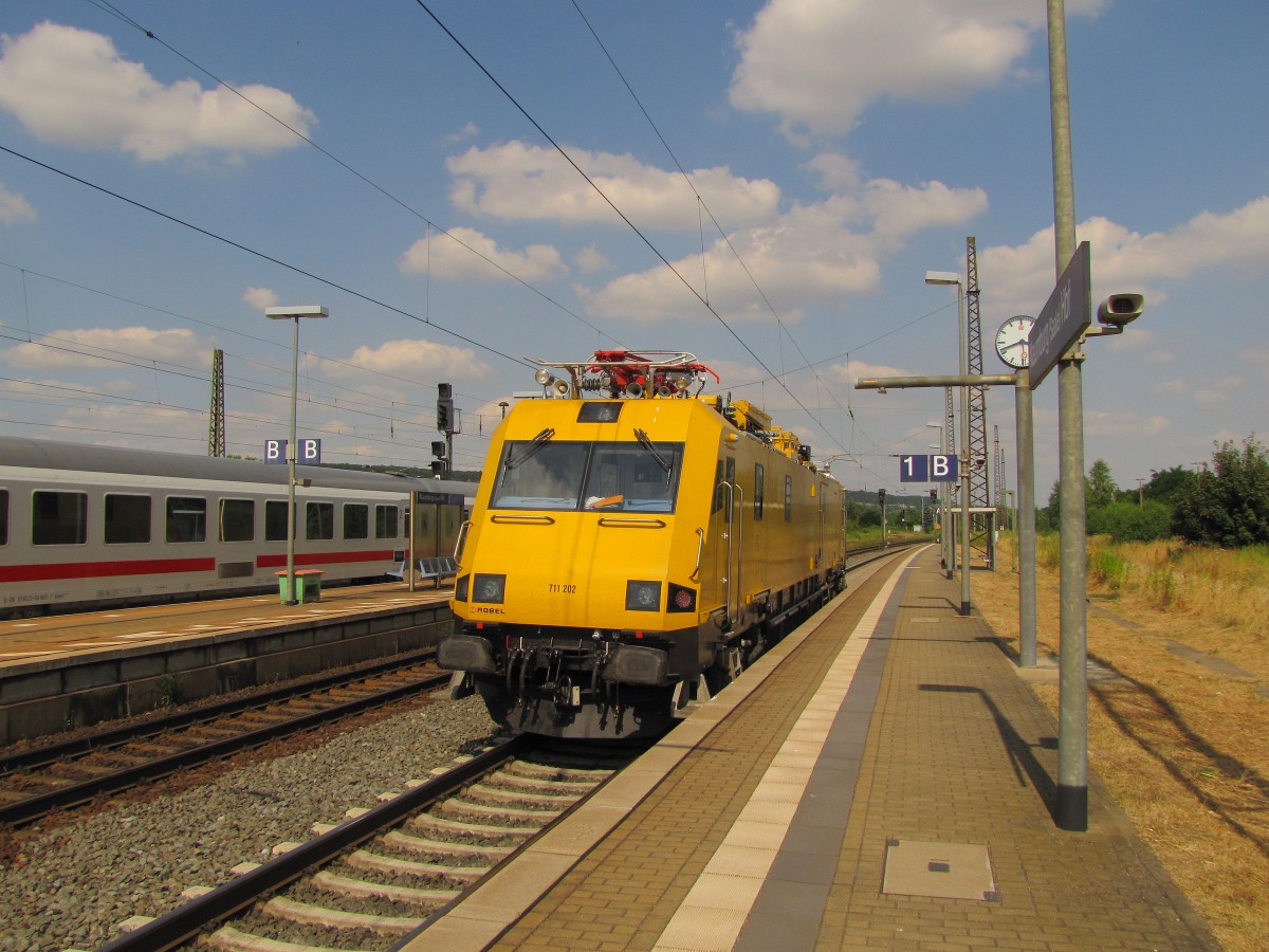 DB Netz 711 202-2 (99 80 9136 002-9 D-DB) auf der Fahrt in Richtung Großkorbetha, am 18.07.2013 in Naumburg (S) Hbf.