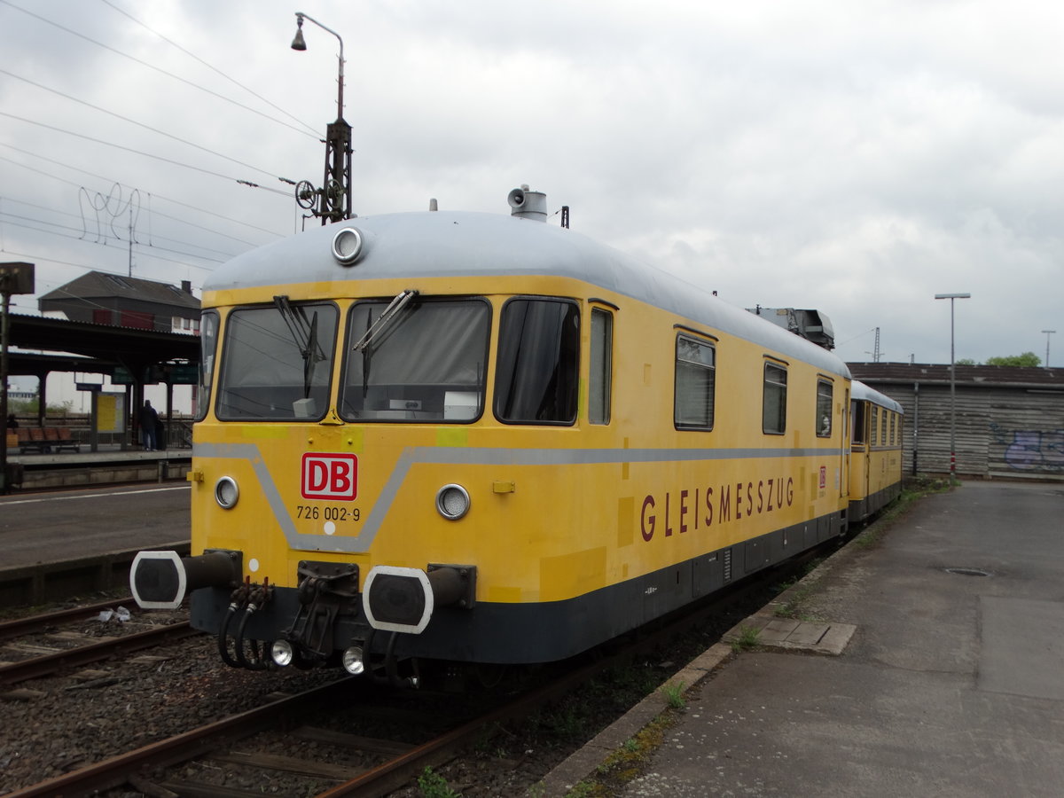 DB Netz 726 002-9 und 725 002-0 am 24.04.16 in Hanau Hbf 