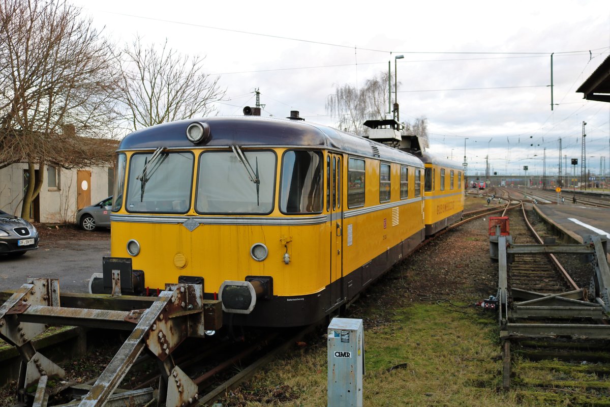 DB Netz Gleissmesszug 725 002-9 am 07.01.18 in Hanau Hbf von einen Bahnsteig aus gemacht