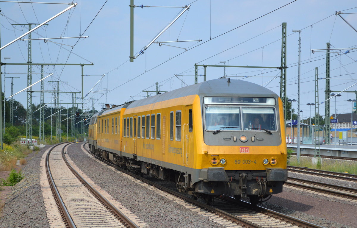 DB Netz Instandhaltung mit dem Fahrwegmesszug mit dem Steuerwagen 60 003-4 angeschoben von 218 392-9 bei der Durchfahrt Magdeburg Hbf, 20.07.18