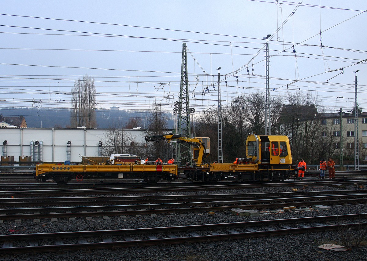 DB Netz mit einem GAF 100R + Hänger arbeitet in Aachen-West.
Aufgenommen vom Bahnsteig in Aachen-West. 
Bei Sonne und Schneeschauerwolken am Kalten Morgen vom 7.3.2016.  
























