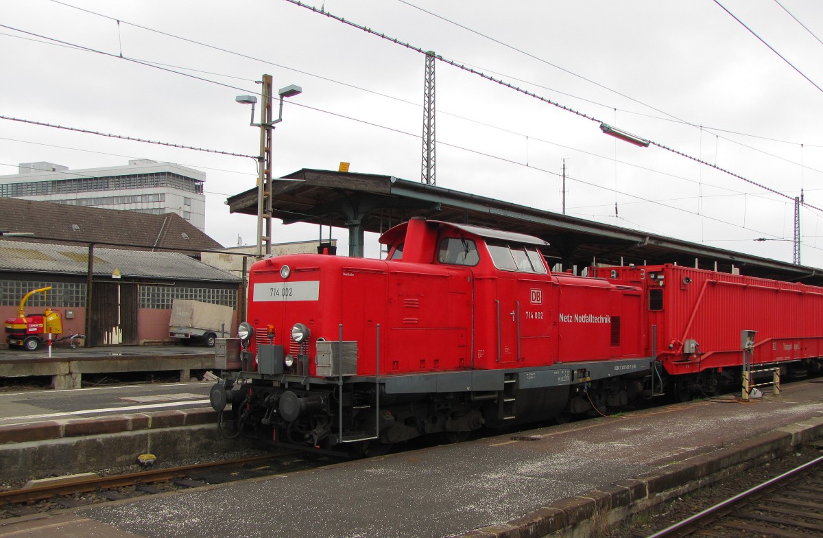 DB Netz Notfalltechnik 714 002 (92 80 1212 046-7 D-DB) mit dem Tunnelhilfszug, am 04.04.2012 in Kassel Hbf.