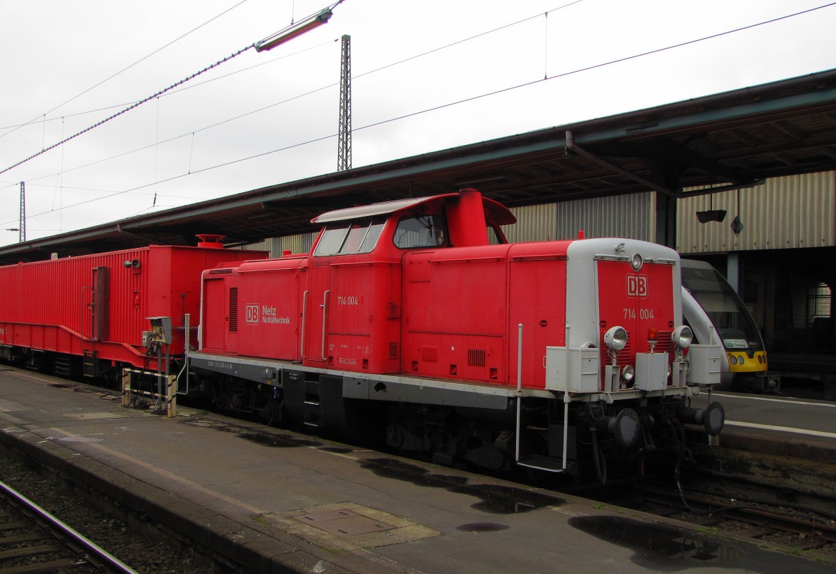 DB Netz Notfalltechnik 714 004 mit einem Tunnelhilfszug, am 04.04.2012 in Kassel Hbf.