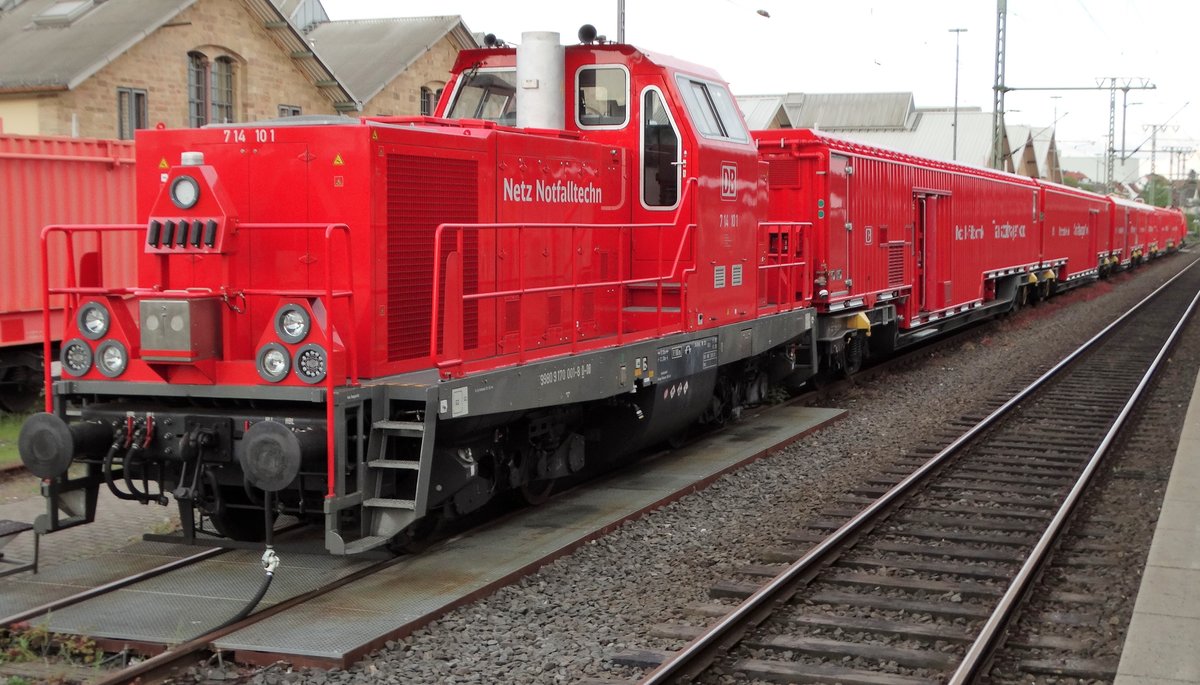 DB Netz Notfalltechnik 714 101 mit dem Tunnelrettungszug am 12.05.17 in Fulda Hbf vom Bahnsteig aus fotografiert