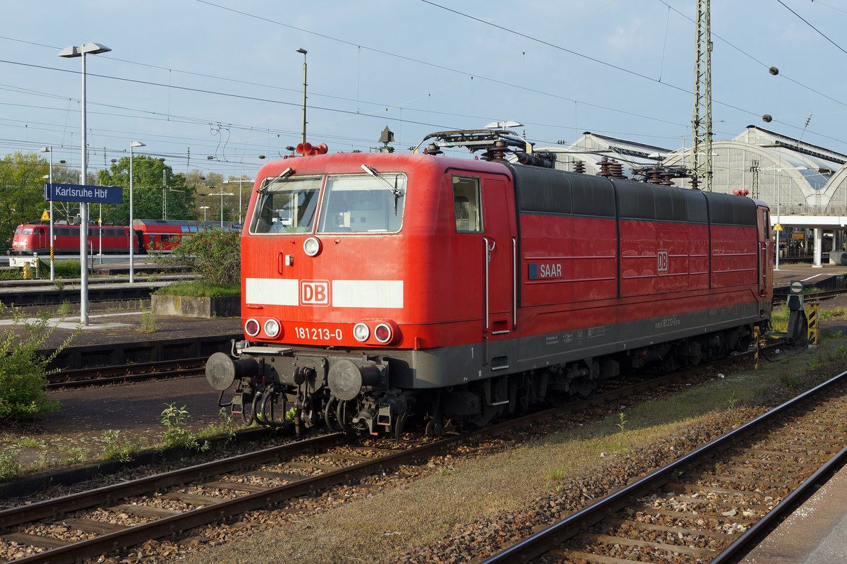 DB: Oldtimertreffen in Karlsruhe Hauptbahnhof vom 29. April 2017:
BR 181 213-0
Im Hintergrund ist die BR 115 293-3 erkennbar.
Foto: Walter Ruetsch