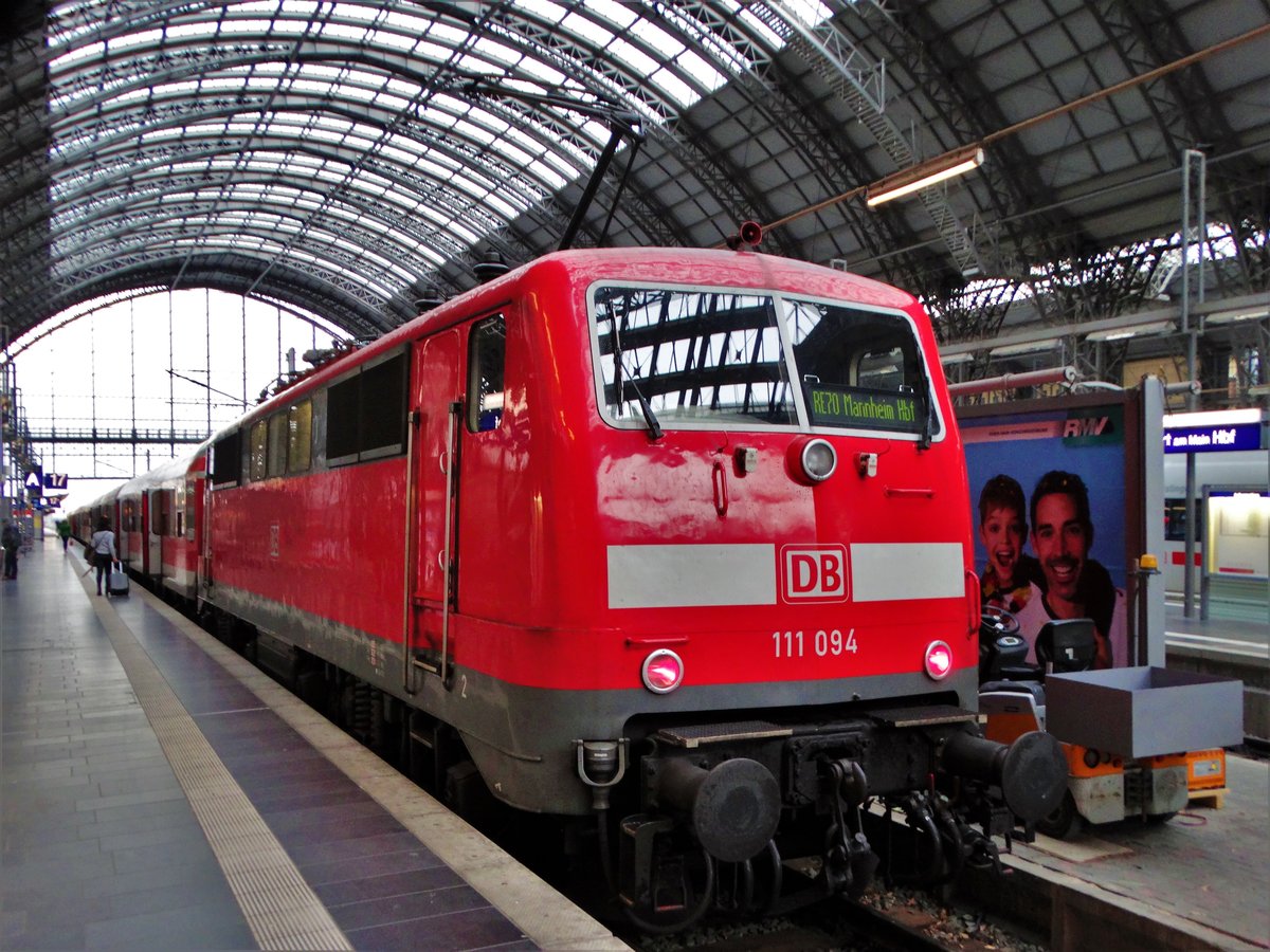 DB Regio 111 094 als RE70 am 09.12.17 in Frankfurt am Main Hbf