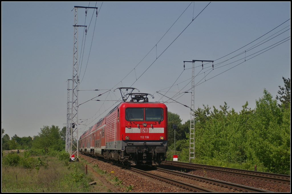 DB Regio 112 116-9 fuhr mit dem RE3 Eberswalde Hbf am 19.05.2017 durch die Berliner Wuhlheide (Bereich öffentlich zugänglich)