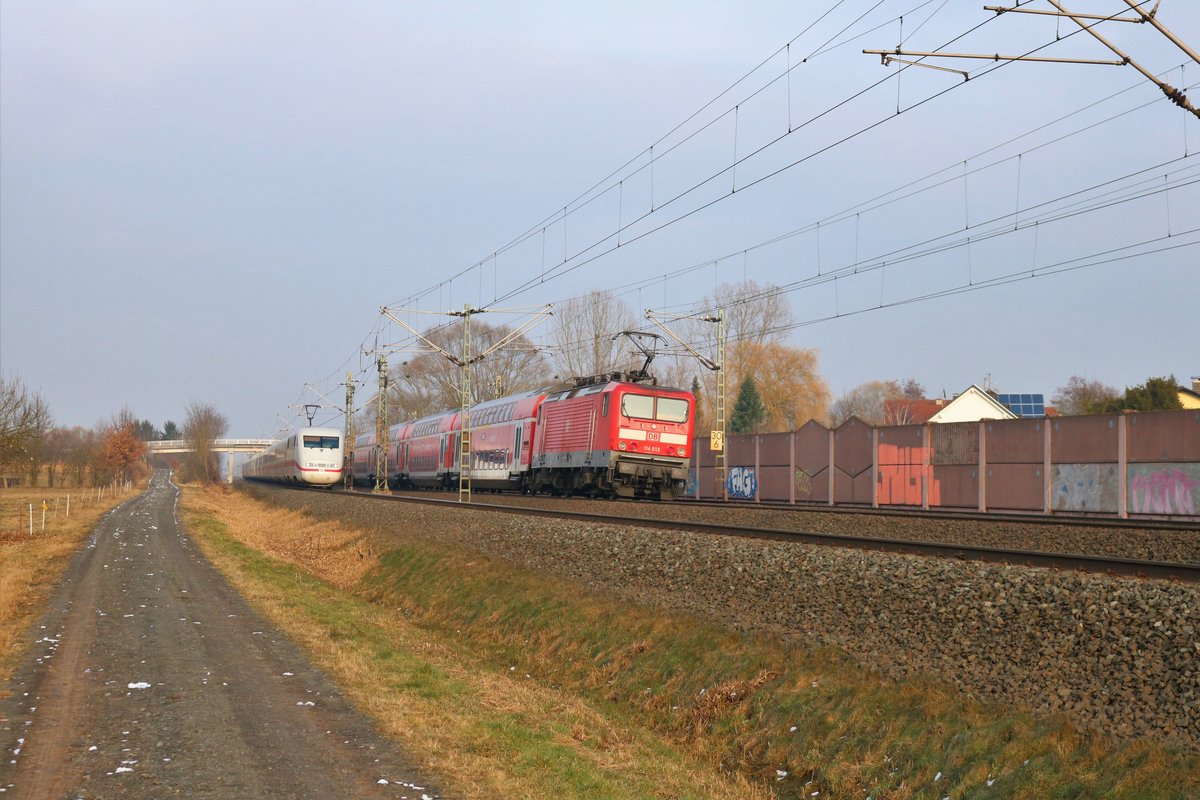 DB Regio 114 013 als RE50 nach Fulda trifft auf DB Fernverkehr ICE1 (401 058-2) am 03.03.18 bei Rodenbach (Main Kinzig Kreis) 