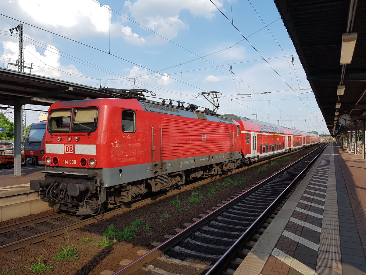 DB Regio 114 030 am 29.05.17 in Hanau Hbf mit Doppelstockwagen 