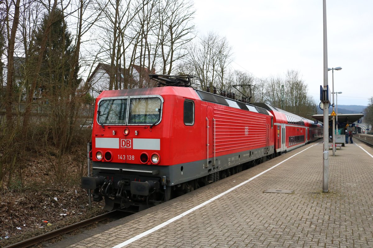 DB Regio 143 138 mit der RB22 am 17.03.18 in Hofheim (Taunus) Bahnhof