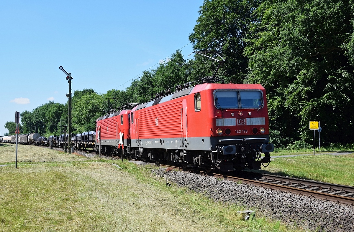DB Regio 143 176 und 143 580, beide vermietet an DB Cargo, mit gemischten Güterzug in Richtung Nienburg/Weser, Umleiter wegen Bauarbeiten auf der Strecke Bremen - Osnabrück (Estorf/Weser, 14.06.17). 