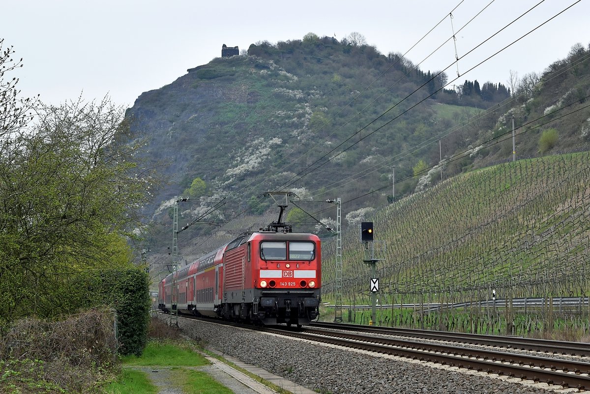 DB Regio 143 925 und 143 263 (am Zugschluss) sind mit RB 12517 Rommerskirchen - Koblenz Hbf am 09.04.18 unterhalb der Burgruine Hammerstein bei Leutesdorf unterwegs.