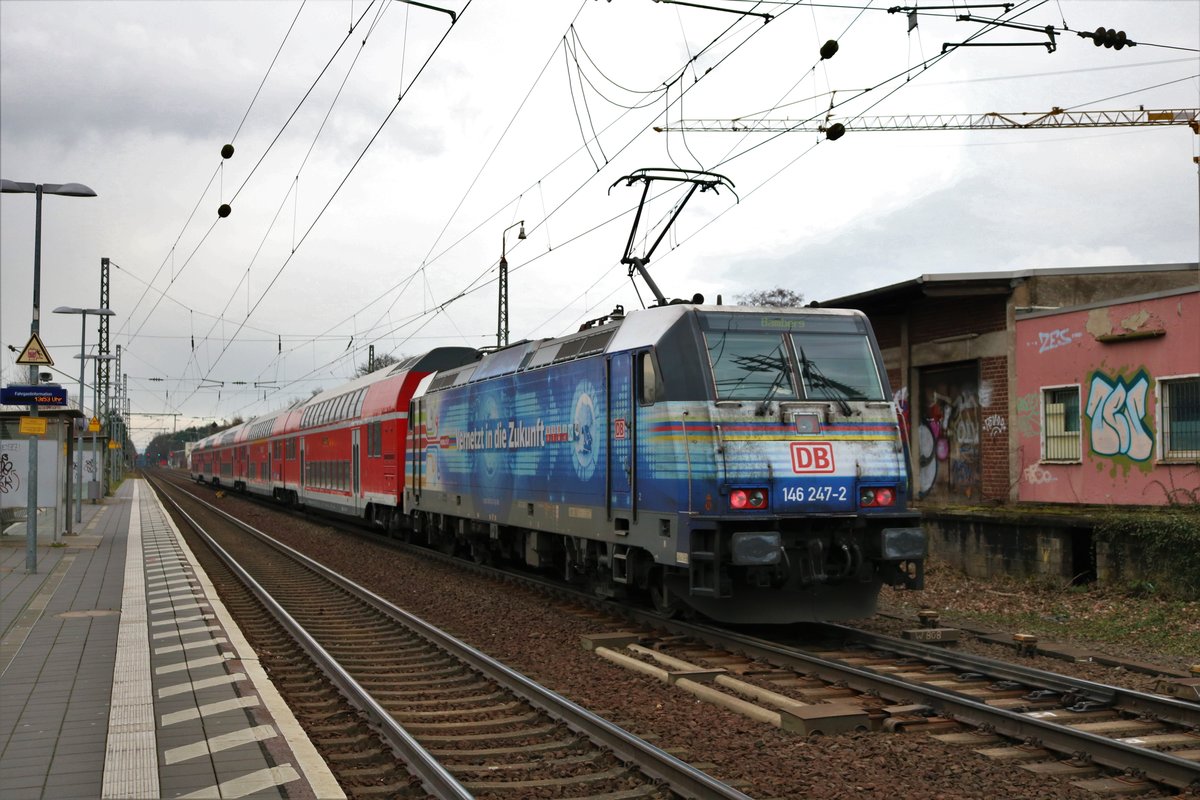 DB Regio 146 247-2 Vernetzt in die Zukunft schiebt am 03.02.18 eine Doppelstockwagen Einheit als RE55 nach Bamberg in Maintal Ost 