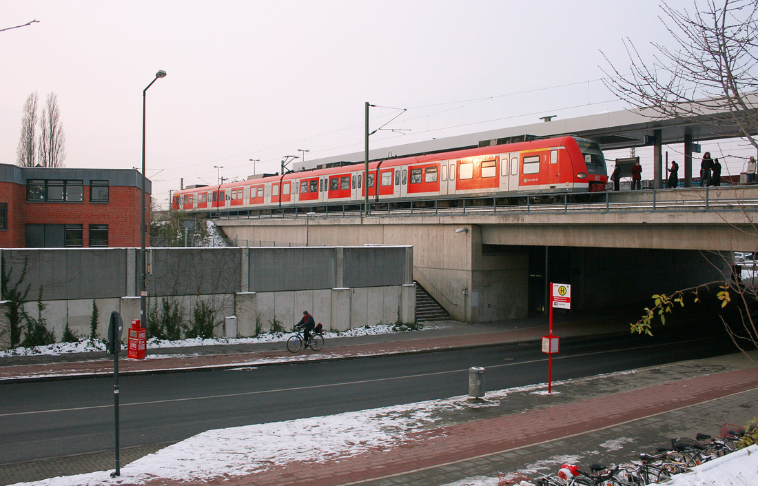 DB Regio 423 263 erreicht als S13 zum Zeitpunkt der Aufnahme die Station Köln-Müngersdorf Technologiepark.
Aufnahmedatum: 3. Dezember 2010