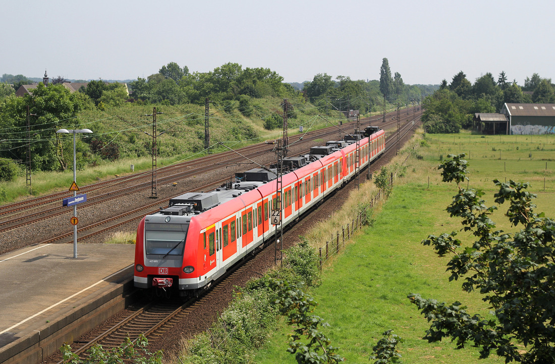 DB Regio 423 xxx (führend) + 423 300 (Nachschuss) // Langenfeld-Berghausen // 9. Juni 2014