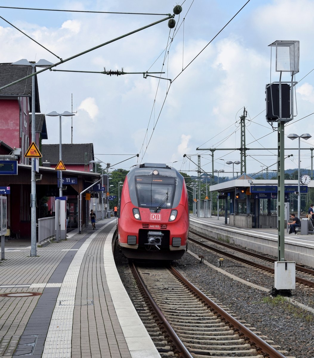 DB Regio 442 103/603 als RE 9 (10911)  Rhein-Sieg-Express  setzt am 13.08.17 nach einem Halt in Au (Sieg) seine Fahrt von Aachen Hbf nach Siegen Hbf fort.