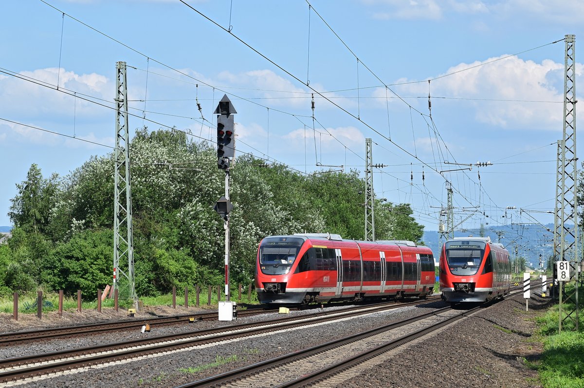 DB Regio 643 050/550 auf der linken Rheinstrecke als RB 23 (12622)  Lahn-Eifel-Bahn  Limburg (Lahn) - Mayen Ost, rechts DB Regio 643 037/537 als RB 23 (12625)  Lahn-Eifel-Bahn  Mayen Ost - Limburg (Lahn) (Urmitz, 04.06.18).