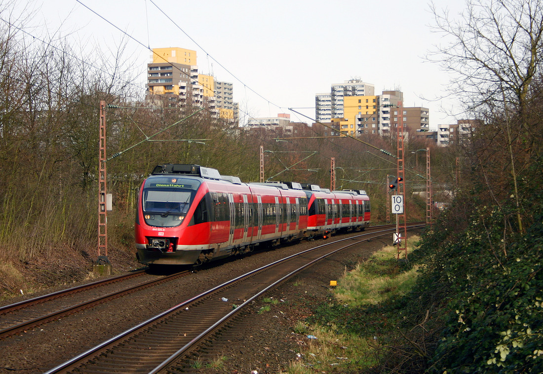 DB Regio 644 025 // Haltepunkt Köln Volkhovener Weg // 4. März 2007
(Der Zug wurde wegen Bauarbeiten umgeleitet.)