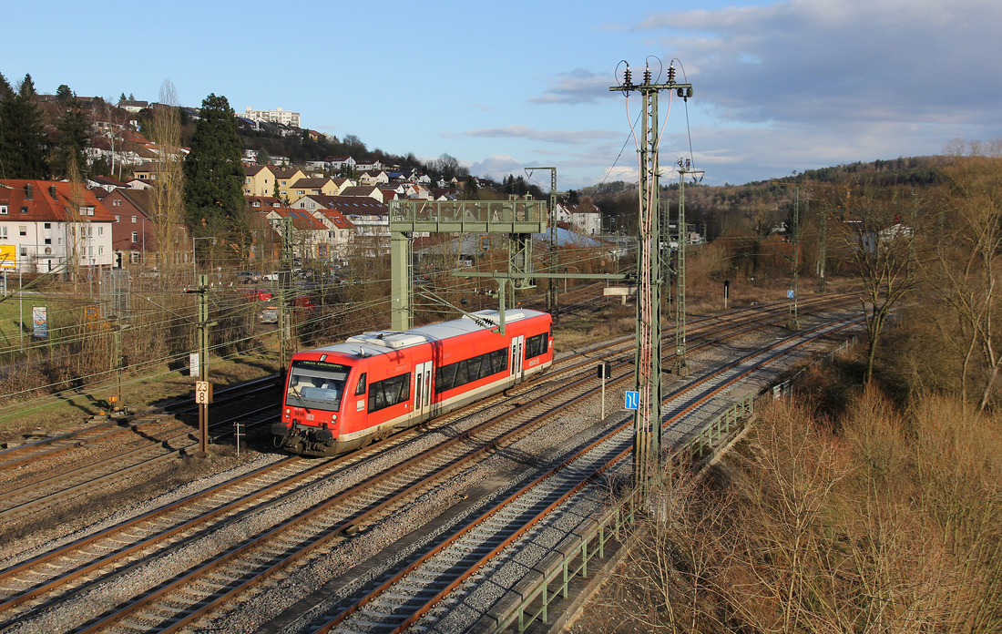 DB Regio 650 021 erreicht zusammen mit seinen Fahrgästen den Bahnhof Plochingen.
Aufgenommen von einer Straßenbrücke an der östlichen Einfahrt am 16. März 2017.
