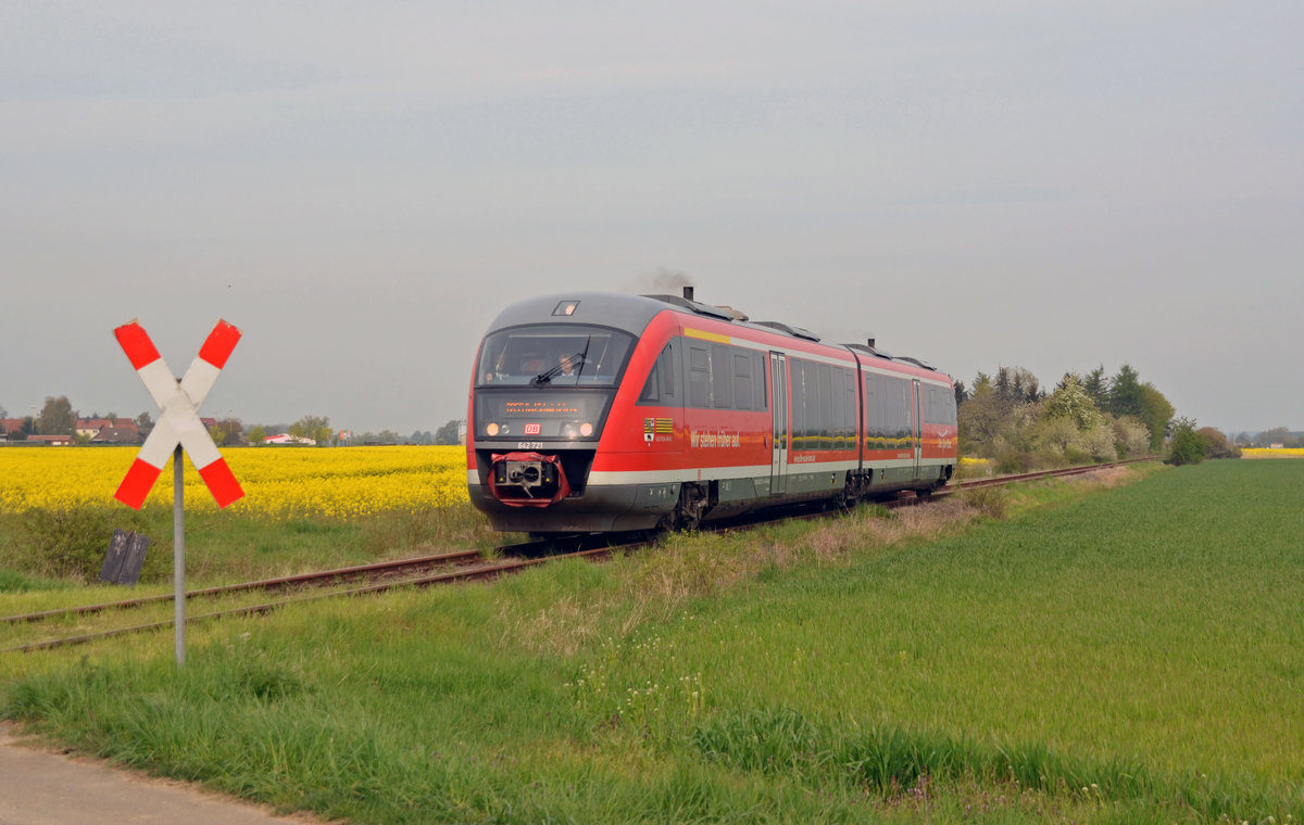 DB Regio bietet an Wochenenden sowie Feiertagen zwischen Wittenberg und Bad Schmiedeberg saisonellen Ausflugsverkehr an. Gefahren wird mit Triebwagen der Reihe 642. Am 01.05.16 passiert 642 221 auf dem Weg nach Bad Schmiedeberg Eutzsch.