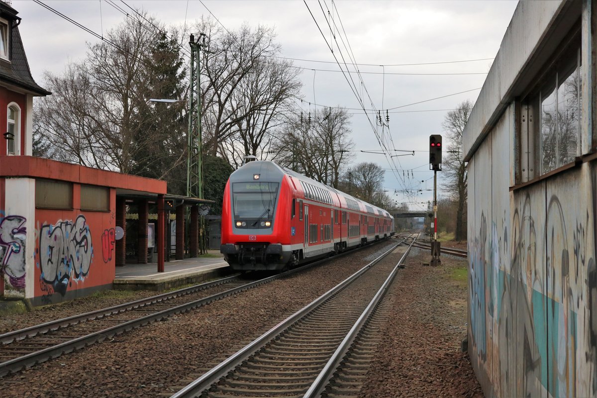 DB Regio Doppelstockwagen Zug mit einen Steuerwagen der 4. Generation am 03.02.18 in Maintal als RE55 nach Bamberg. Dieses Foto wurde von einen Bahnsteig aus gemacht