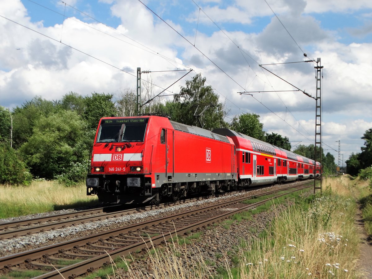 DB Regio Franken 146 241-5 mit Doppelstockwagen am 28.06.17 in Hanau West