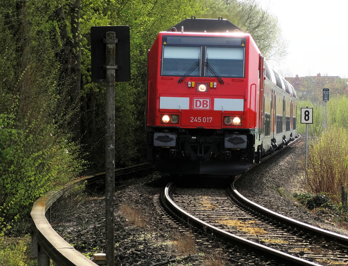 DB Regio Hessen 245 017 mit RE34 am 17.04.16 bei Schöneck auf der Niddertalbahn