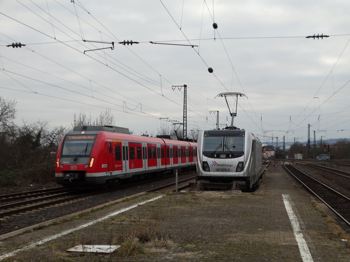 DB Regio S-Bahn Rhein Main 430 106 treifft auf RheinCargo 187 076-5 am 18.02.17 in Frankfurt am Main Höchst vom Bahnsteig aus fotografiert