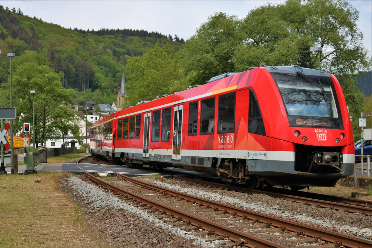 DB Regio Vareo Alstom Lint 81 (620 014) am 29.04.18 in Kordel Bahnhof auf der Eifelbahn