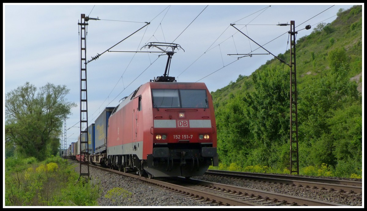 DB Schenker 152 151 fährt am 14.5.15 mit einem KLV-Zug durch das Maintal.
Fotografiert bei Erlabrunn.