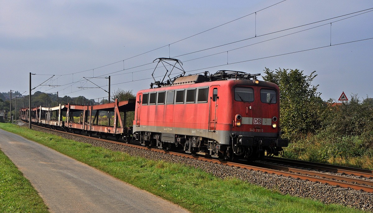 DB Schenker Rail 140 791 mit leerem Autotransportzug in Richtung Osnabrück (Laggenbeck, 06.10.14).