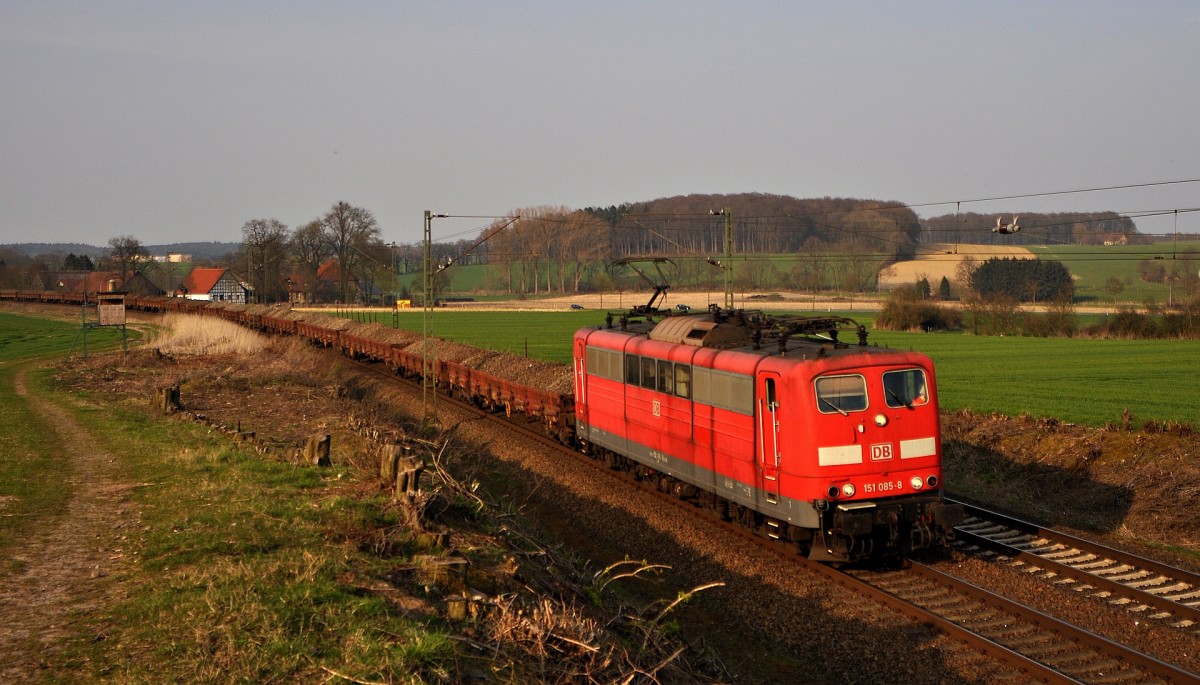 DB Schenker Rail 151 085 mit Schotterzug in Richtung Osnabrück (Vehrte, 10.04.15).