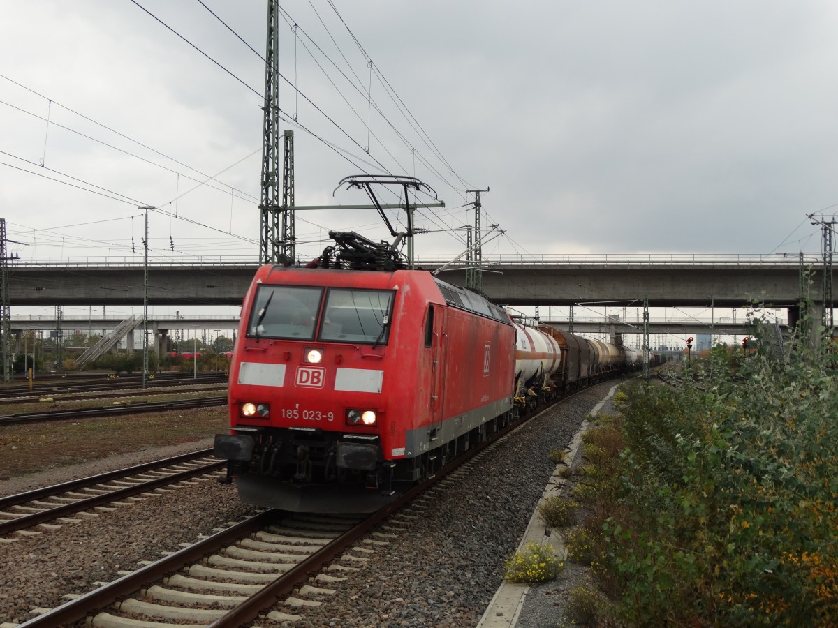 DB Schenker Rail 185 023-9 mit gemischten Güterzug in Mannheim Rbf am 25.10.15 vom Bahnsteig aus fotografiert