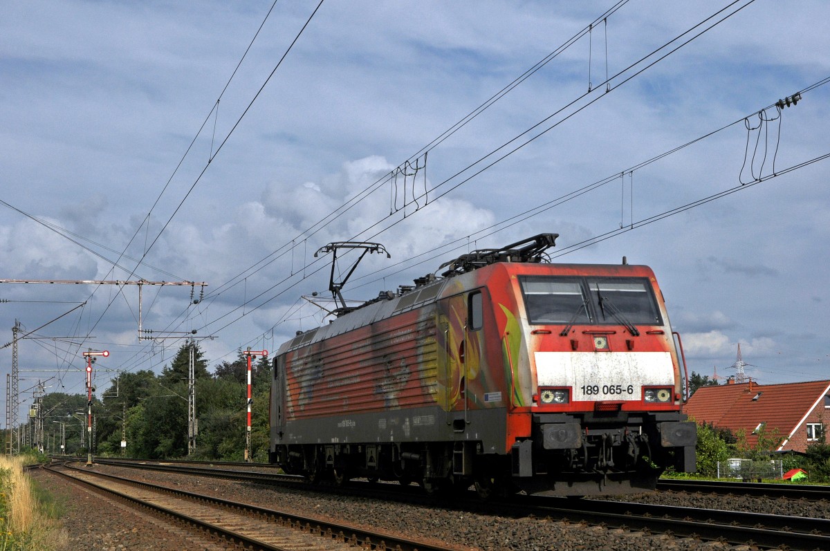 DB Schenker Rail 189 065 ( Tulpenlok ) durchfährt am 25.07.11 den ehemaligen Bahnhof Velpe Richtung Rheine. Sie hatte ca. zweieinhalb Stunden vorher einen leeren Autotransportzug in Richtung Osnabrück gezogen.