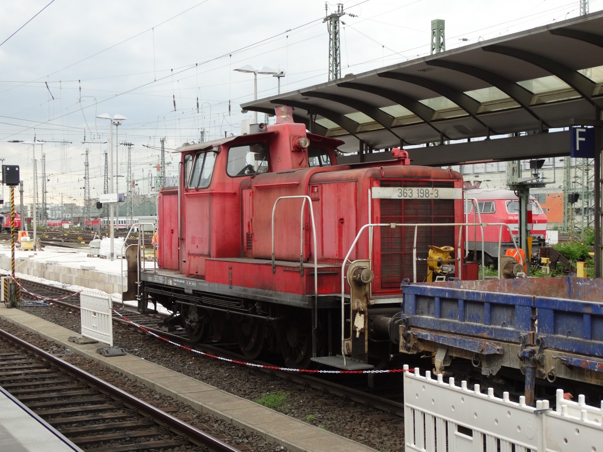 DB Schenker Rail 363 198-3 am 06.05.14 in Frankfurt am Main Hbf im Bauzugdienst