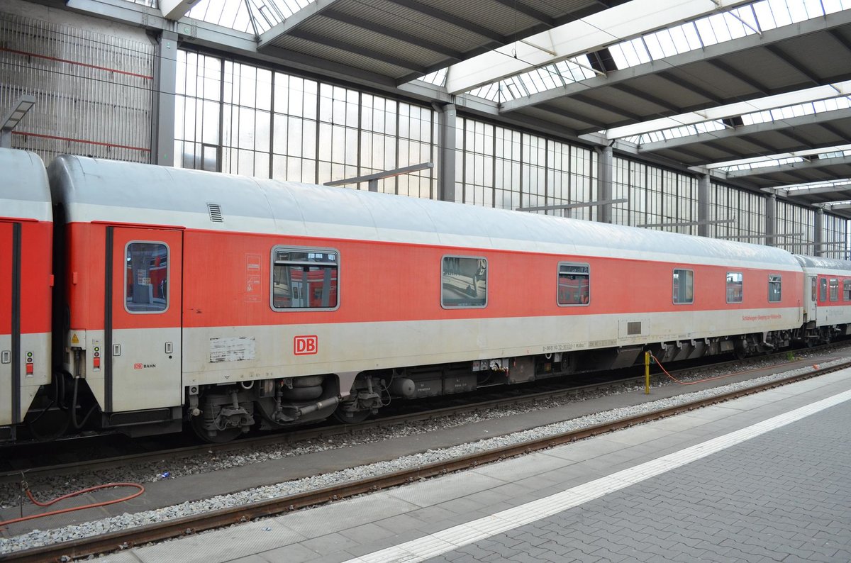 DB Schlafwagen D-DB 61 80 72-90 020-1 WLABmz 173.1 in München Hbf. 01.05.2016
