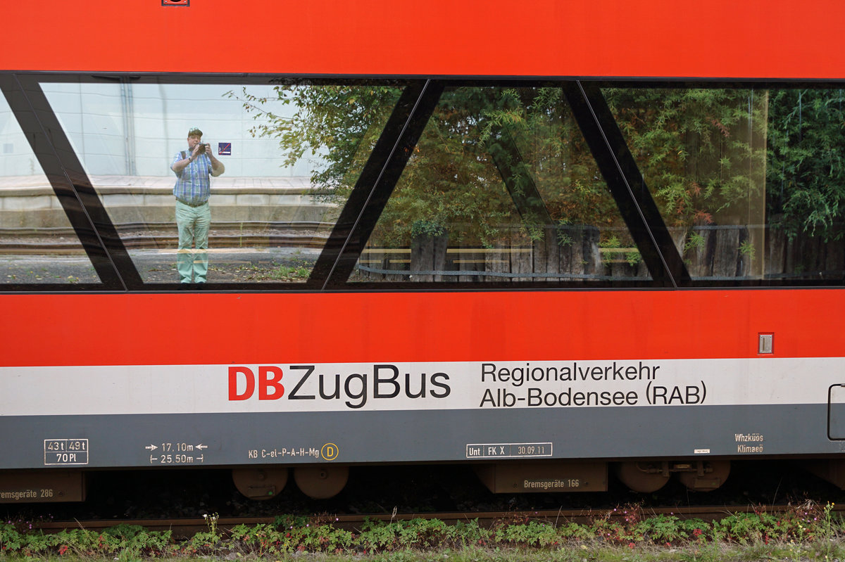 DB: Spiegelbild eines Bahnbilder.de-Fotografen aus der Schweiz.
Die Aufnahme von Horb am Neckar stammt vom 30. August 2017. (Fotograf mit Veröffentlichung einverstanden).
Foto: Walter Ruetsch
