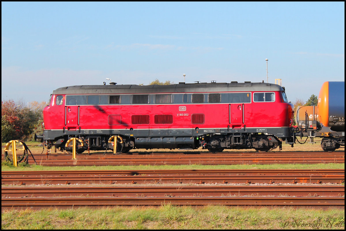 DB V160 002 Vorserie abgestellt mit ihrem Kesselwagenzug auf der Tankfarm in Wilhelmshaven 14/10/2018