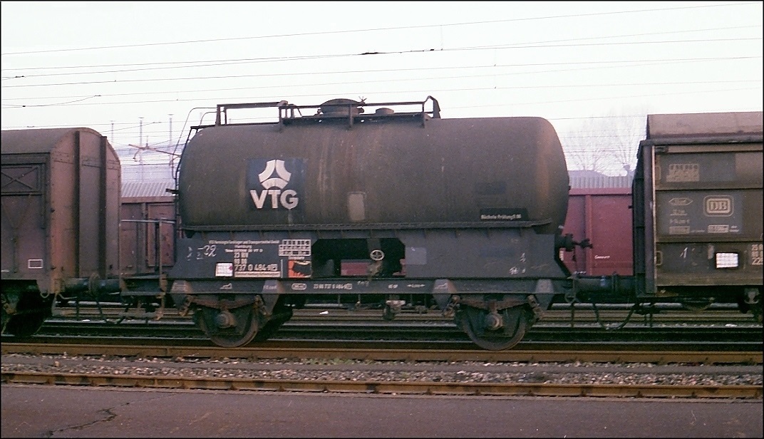 DB VTG Kesselwagen mit Heizung Nr 737 0 484 in Mailand, Febr. 1984 - gescannter Negativfilm
