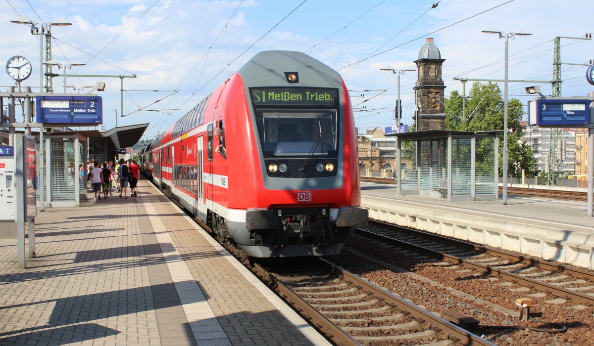 DBAG S-Bahn Dresden: Am Morgen des 7. Juli 2014 hält ein verspäteter Zug auf der S1 nach Meissen-Triebischtal am Gleis 2 im Bahnhof Dresden-Mitte.